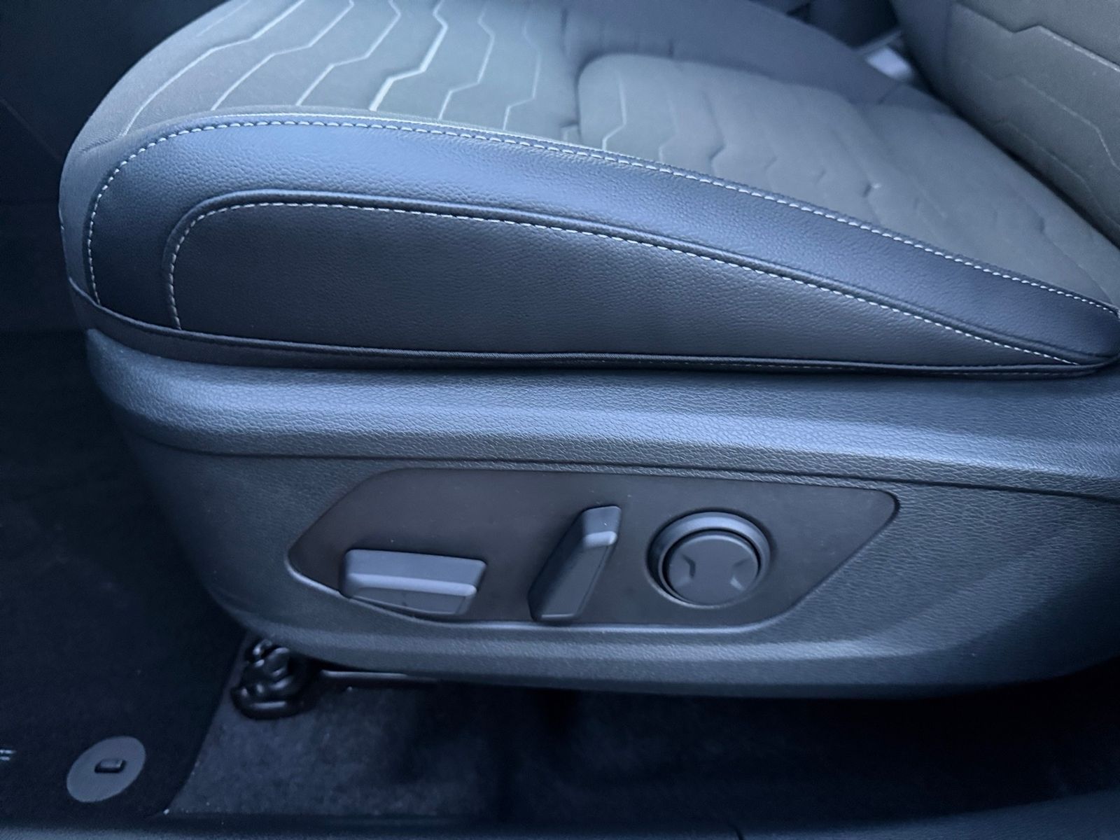 Fahrzeugabbildung Kia SPORTAGE 1.6T 2WD DCT Vision KOM Facelift