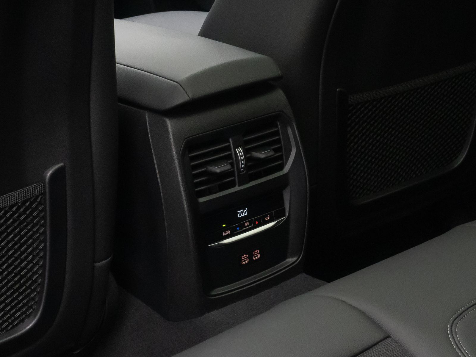 Fahrzeugabbildung BMW 320e Kamera DAB Leder Panorama Sport HUD 18Zoll