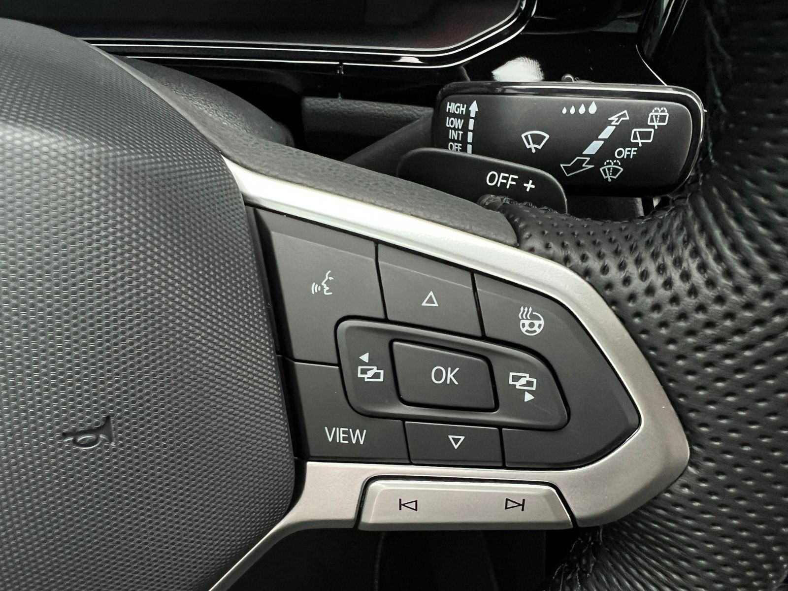 Fahrzeugabbildung Volkswagen T-Roc R-Line 1.5 TSI DSG *AHK, Pano, Black Style