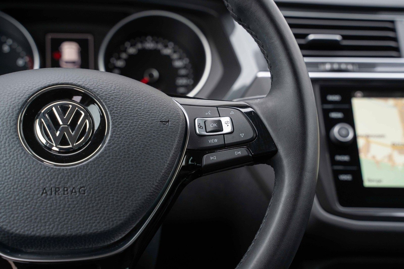 Fahrzeugabbildung Volkswagen TIGUAN 1.5 COMF KAM STHZ ERGO NAVI ACC KEYLESS