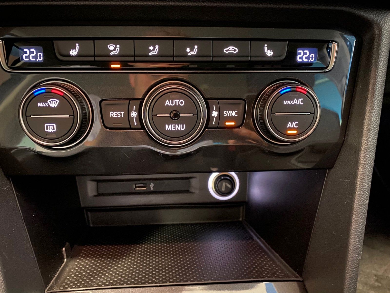 Fahrzeugabbildung Volkswagen Tiguan 1.5 TSI Comfortline+AHK+NAVIGATION+ACC+CD