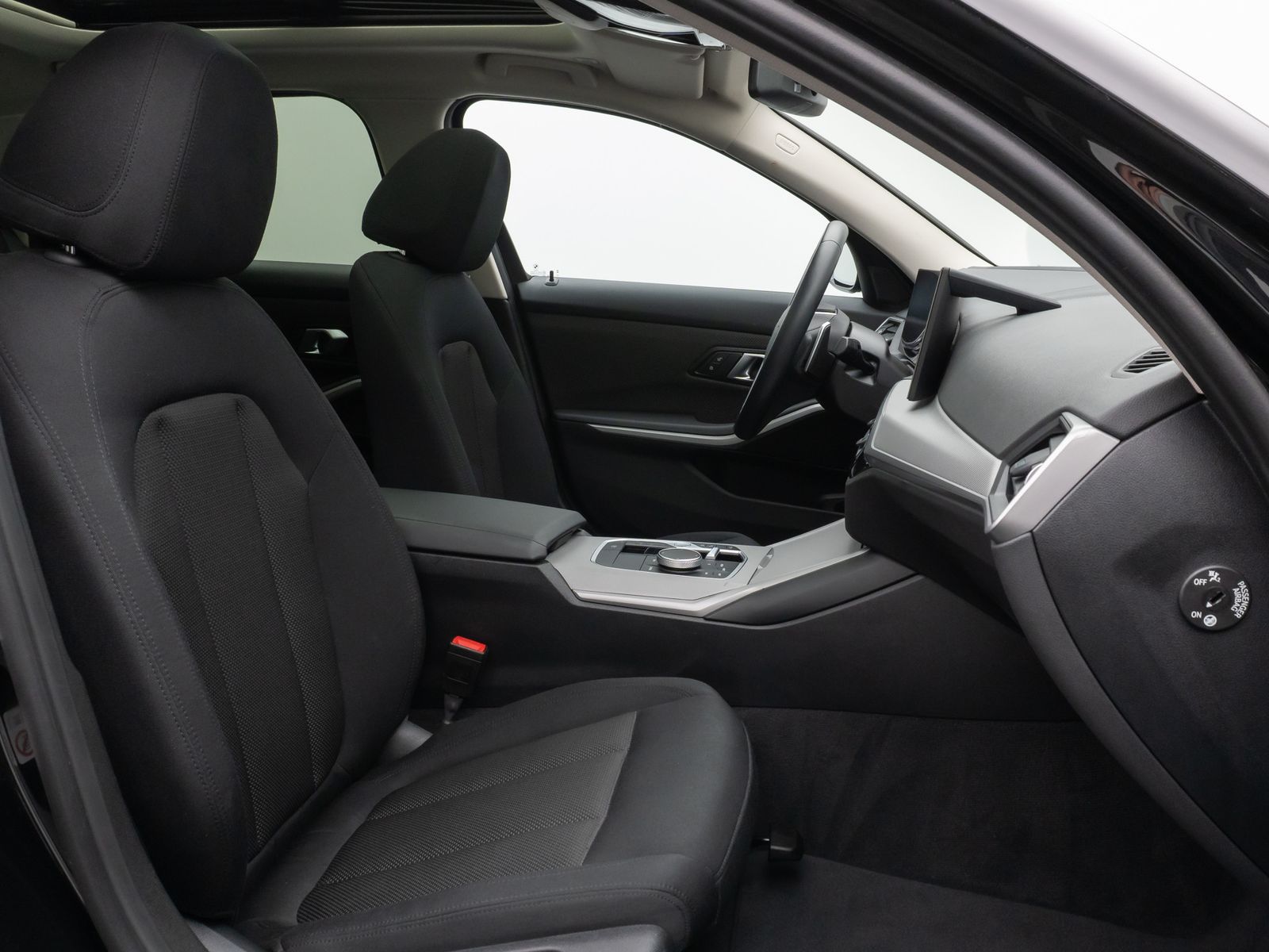 Fahrzeugabbildung BMW 320e Panoram Kamera HUD DAB HiFi Geschwindigkeit