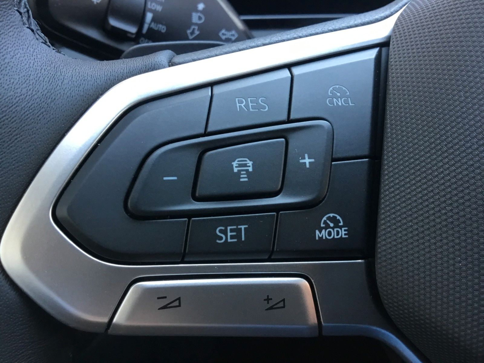 Fahrzeugabbildung Volkswagen Tiguan 1.5 eTSI DSG Life+AHK+360°+18"+LED+AppCon