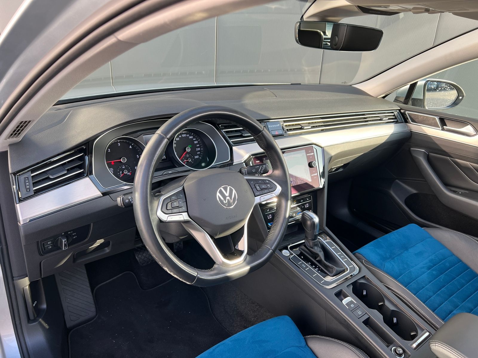 Fahrzeugabbildung Volkswagen Passat Variant Elegance 2.0 TDI DSG *AHK, IQ.Lig
