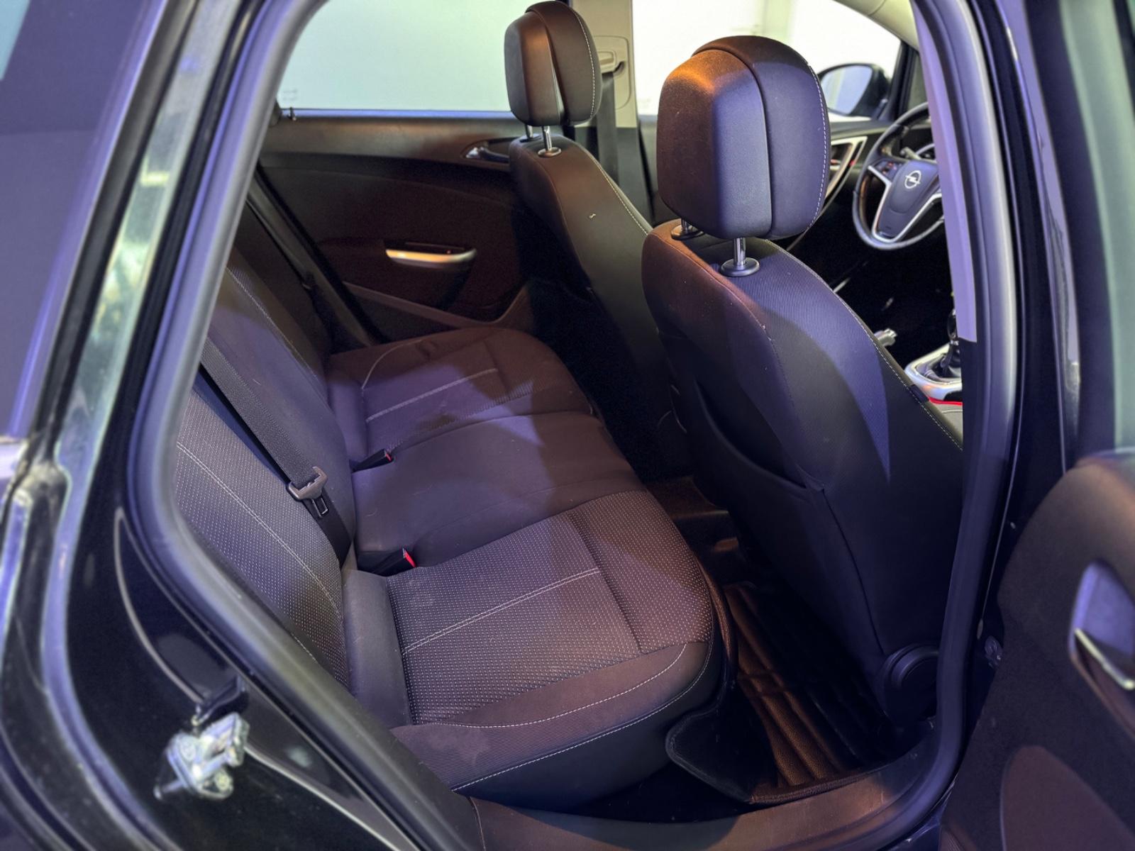 Opel Astra 2011 — photo 13