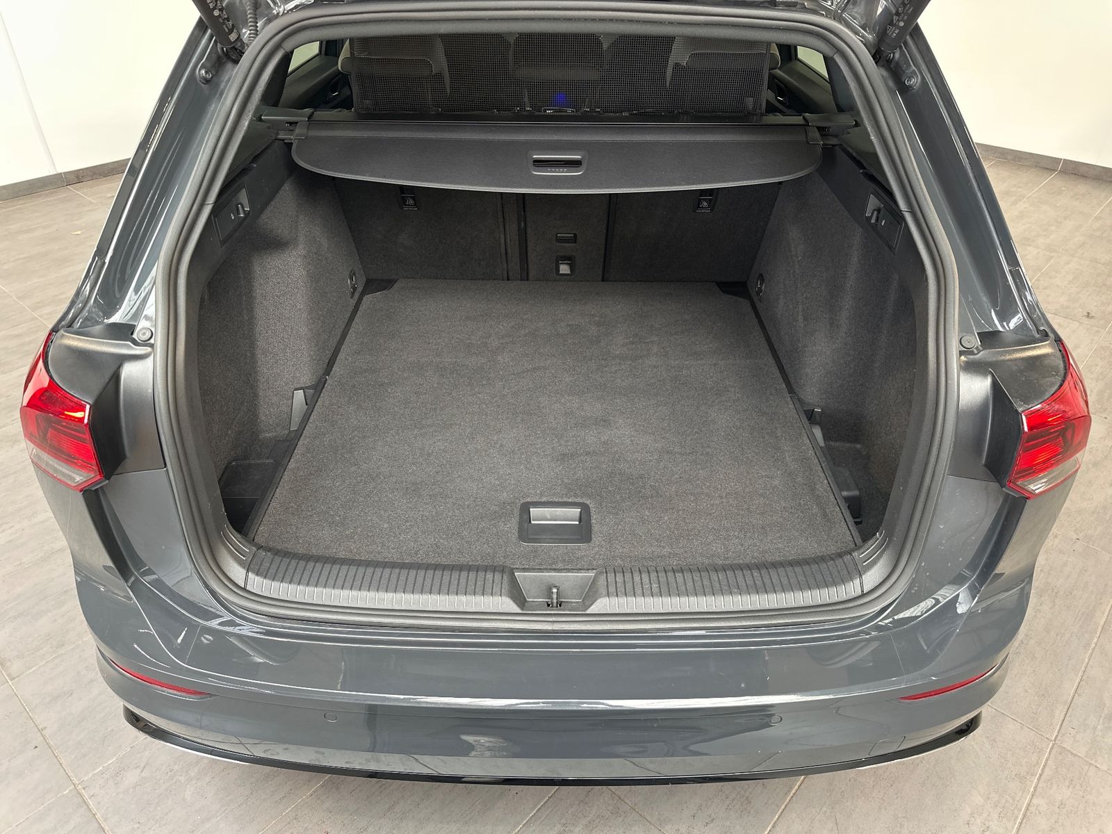 Fahrzeugabbildung Volkswagen Golf Variant R-Line NAV+LED+AHK+KAMERA+ACC+18ZO