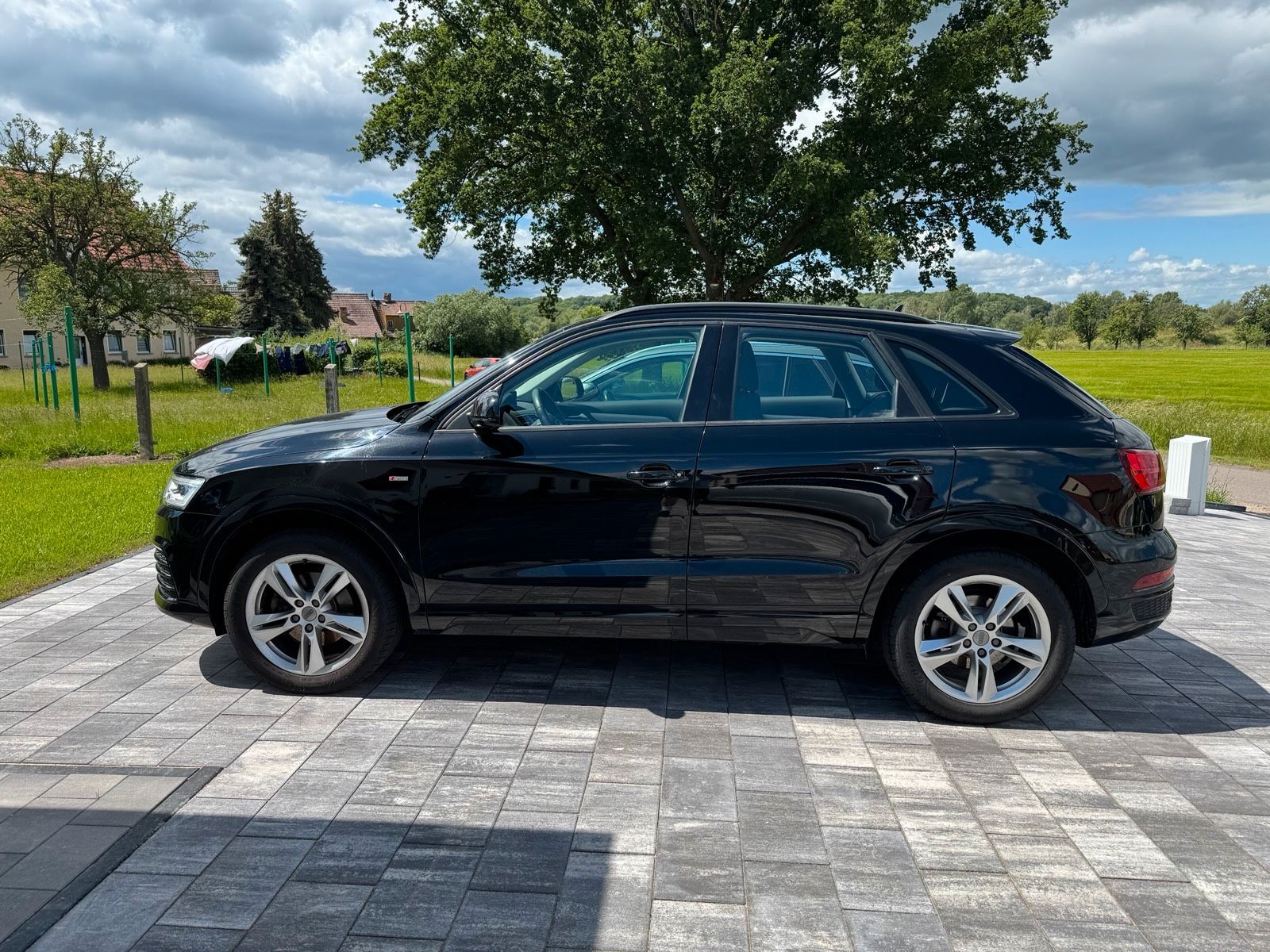 AUDI Audi Q3 Schwarz Facelift 1 Gen.  S-Line