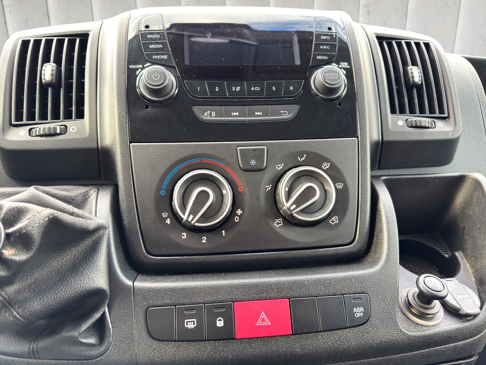 Fahrzeugabbildung Peugeot Boxer 435 L4 BlueHDi 165 DoKa*Klima*AHK*DOPPELK*