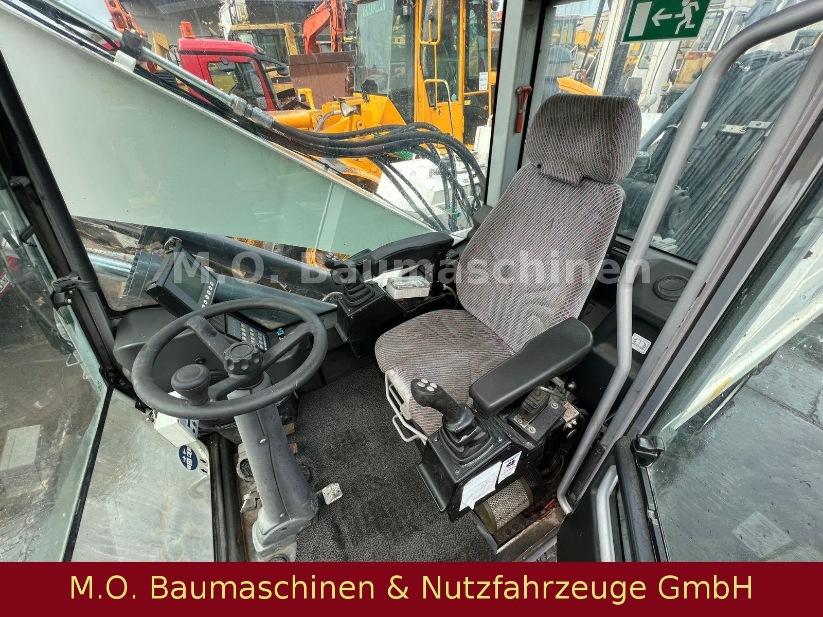 Fahrzeugabbildung Fuchs MHL 320 /AC /Magnetalage/ZSA/Hochfahrbare Kabine