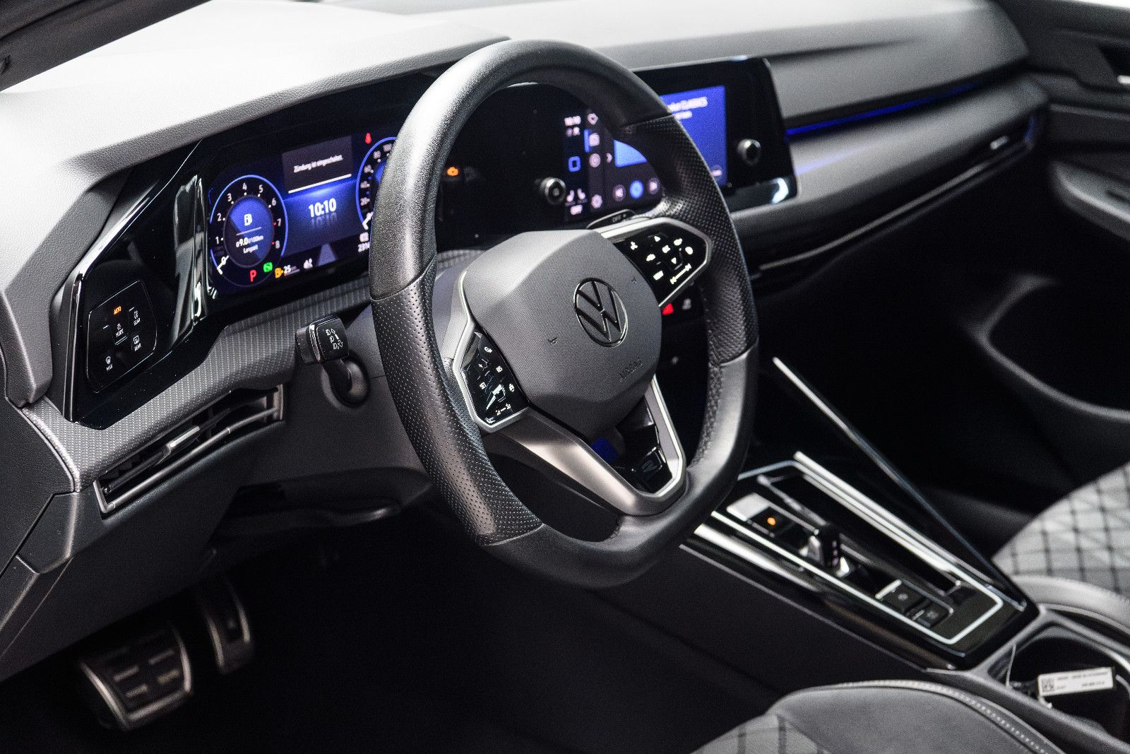 Fahrzeugabbildung Volkswagen Golf VIII R-Line 1.5 eTSI LED+APP+SHZ+18"
