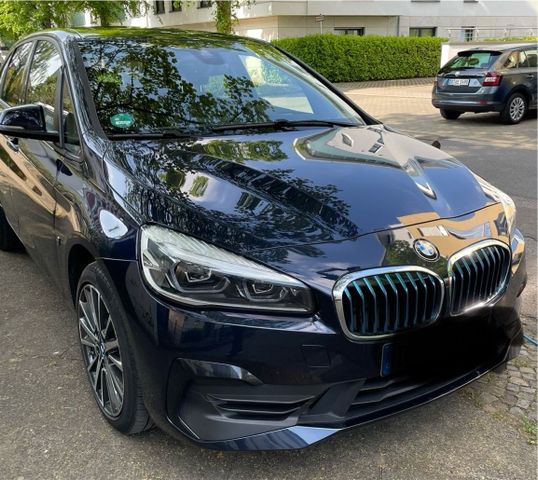 BMW 225XE Hybrid Benzin Elektro Imperial Blau