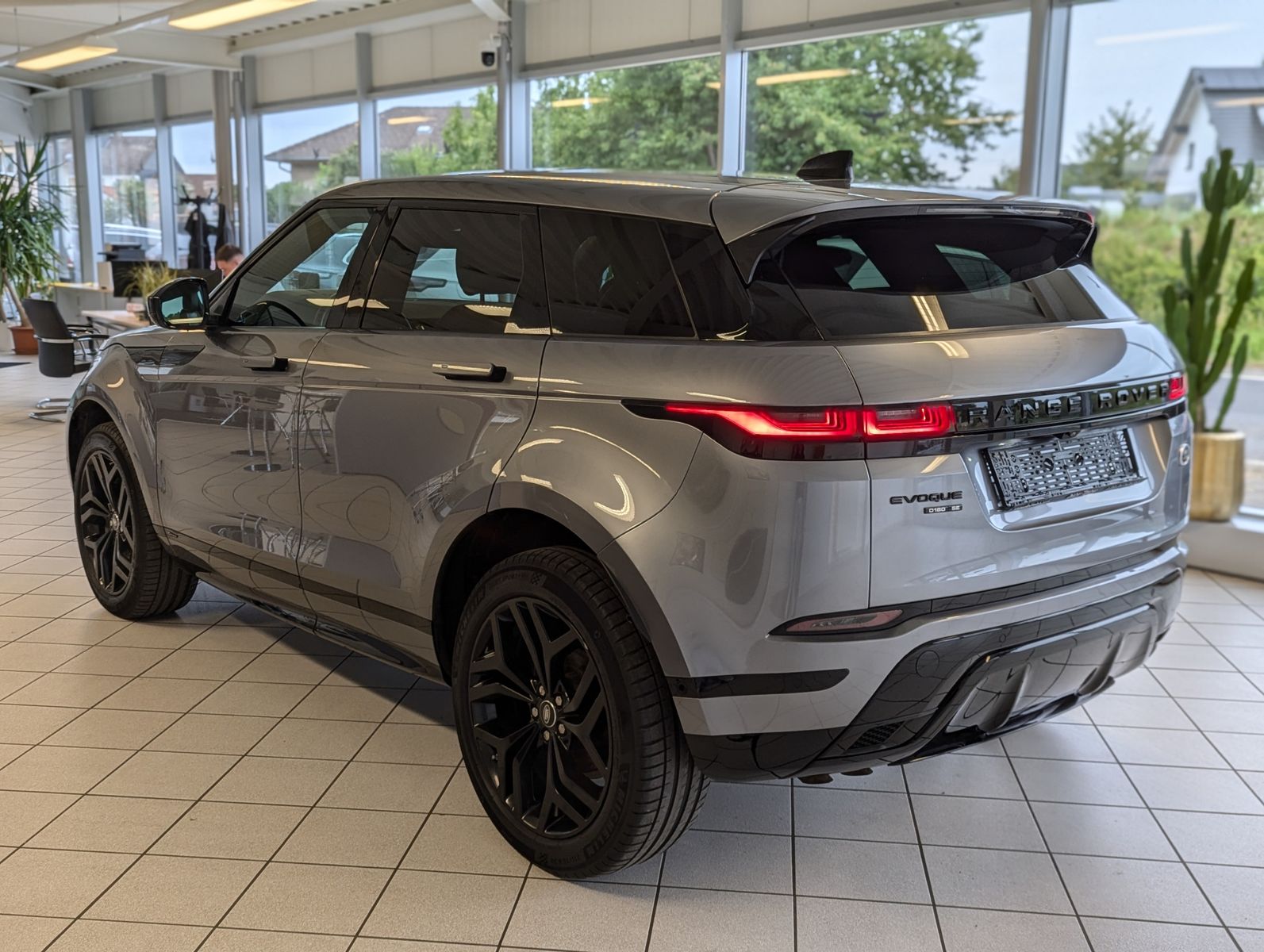 LAND ROVER Range Rover Evoque D180 R-Dynamic SE Pano HUD 20 - Image 5