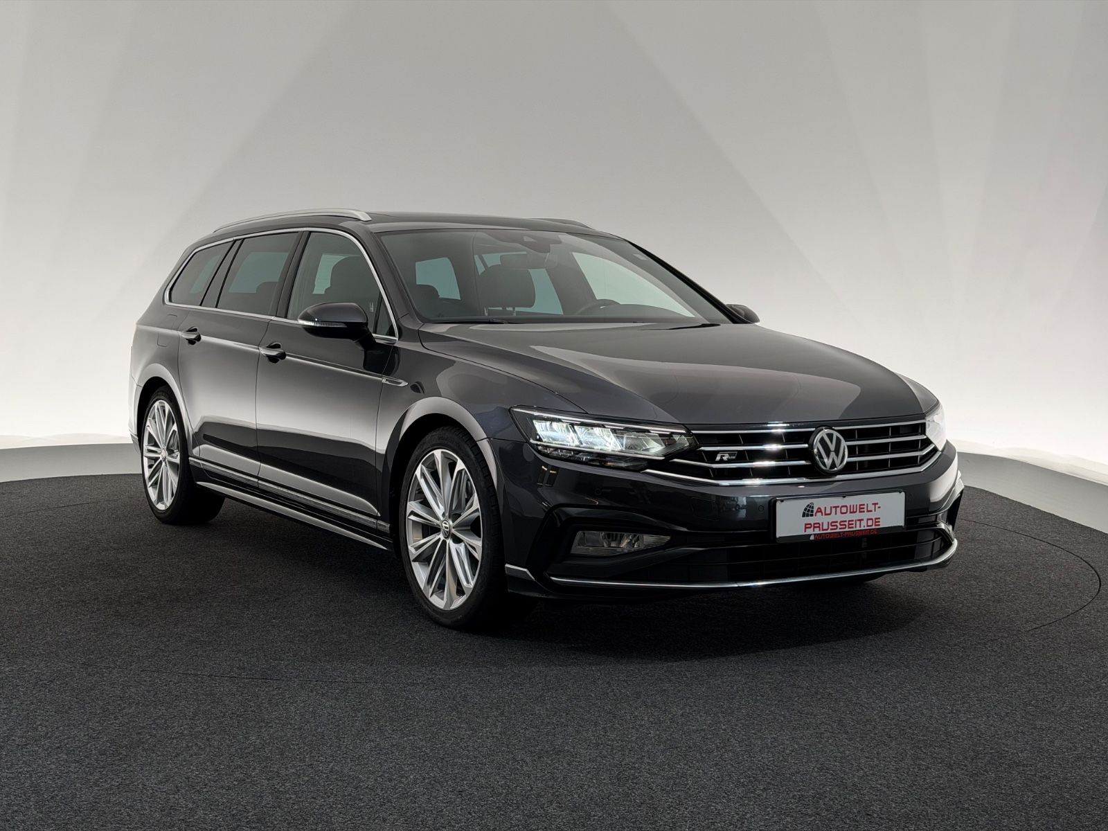 Gebrauchtwagen Volkswagen Passat Variant Passat Variant 2.0 TDI*R LINE*LED-R.KAM-PANO-ACC in Fulda