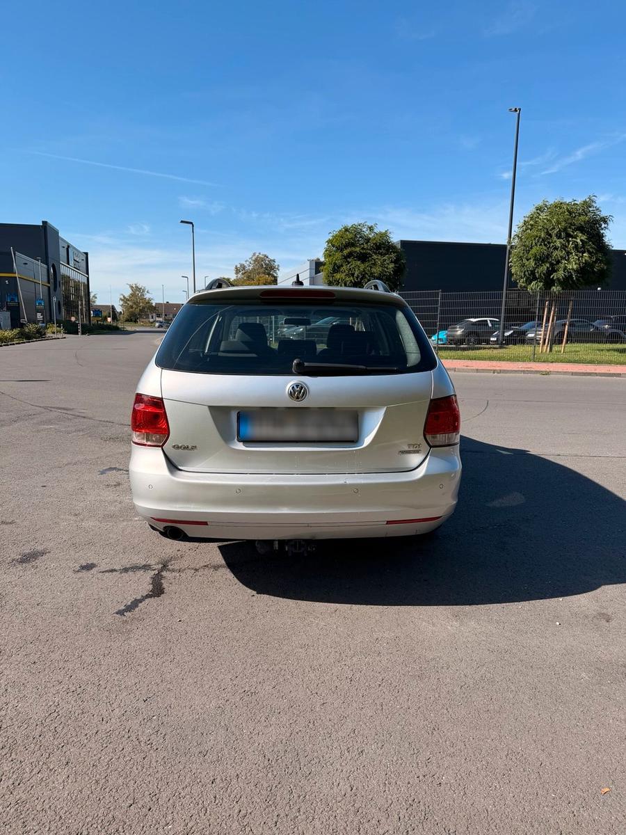 Volkswagen Golf 2010 — engine 105 HP (77kW)