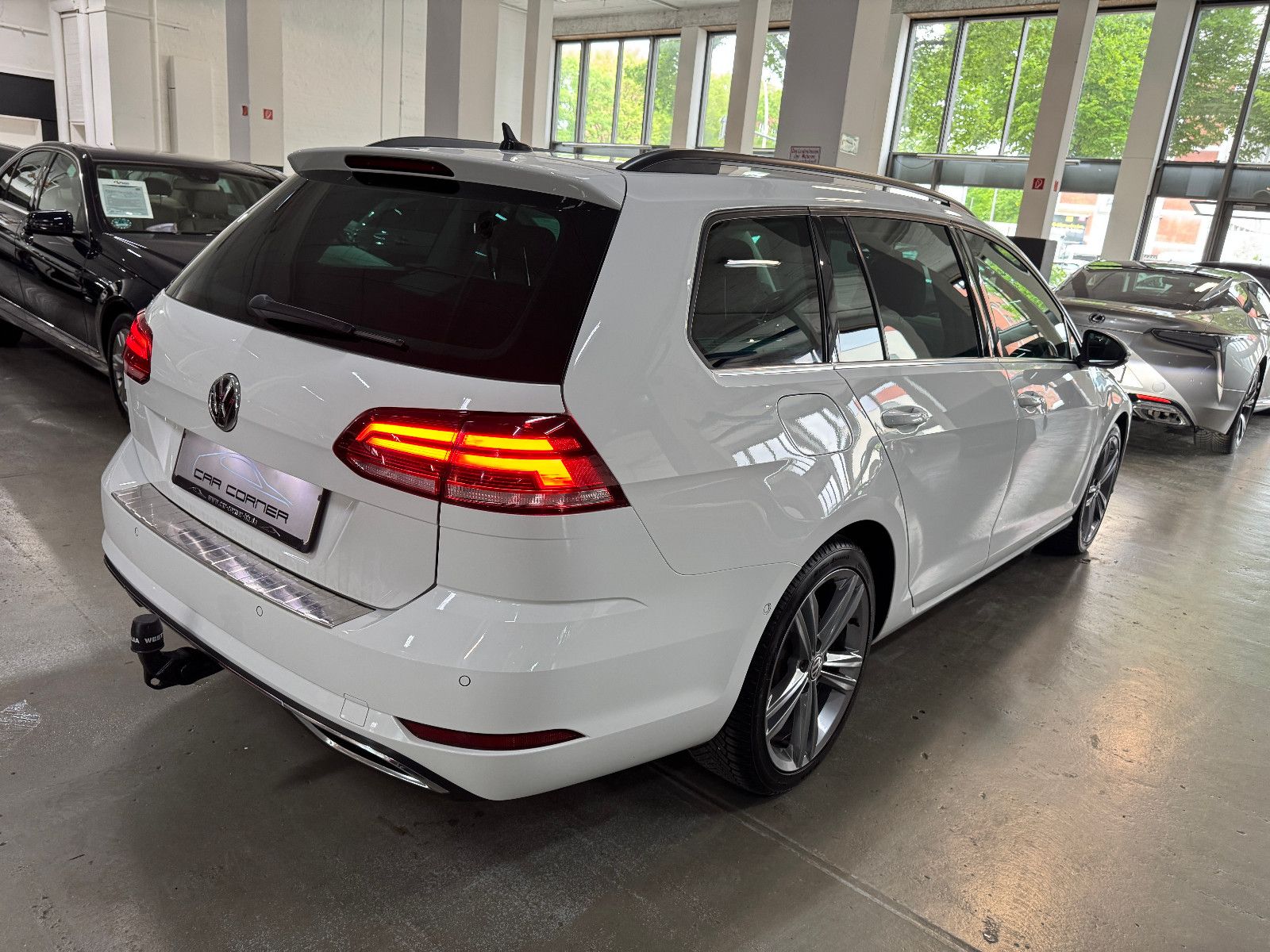 Fahrzeugabbildung Volkswagen Golf VARIANT 2.0 TDI DSG R-LINE SPORTPAKET VOLL