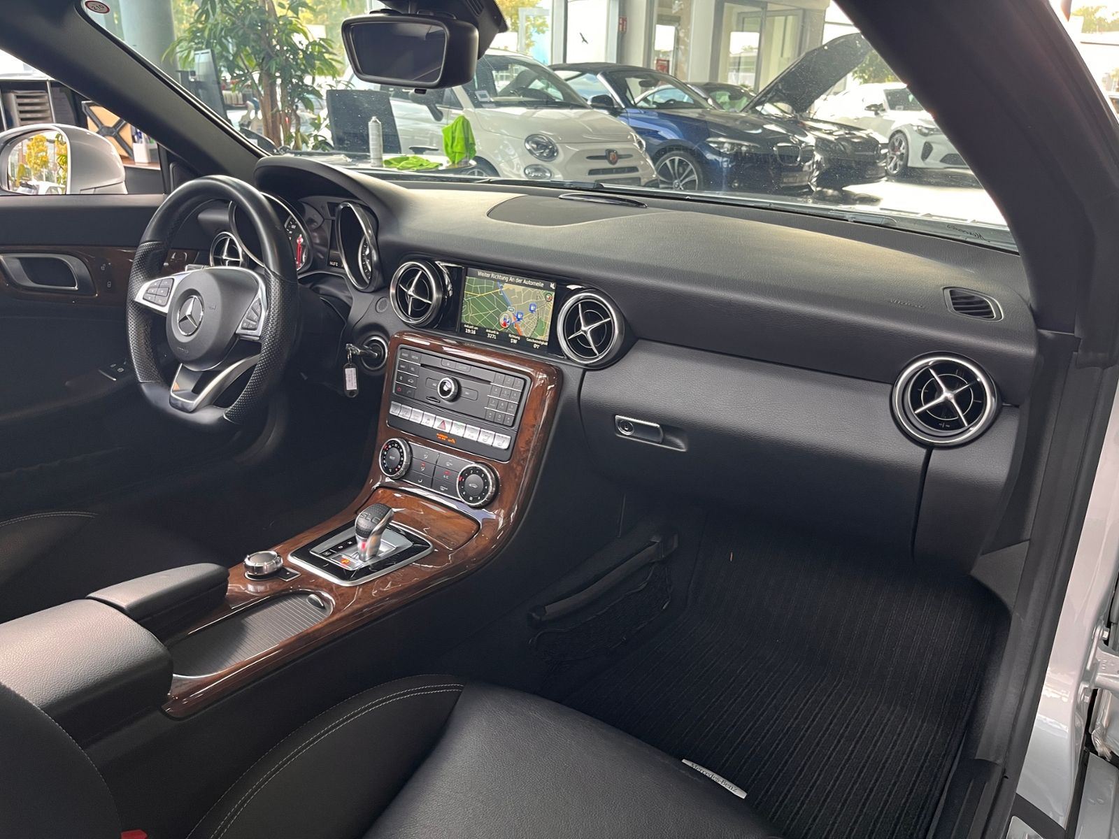 Fahrzeugabbildung Mercedes-Benz SLC 300 Roadster PANO NAVI ALU