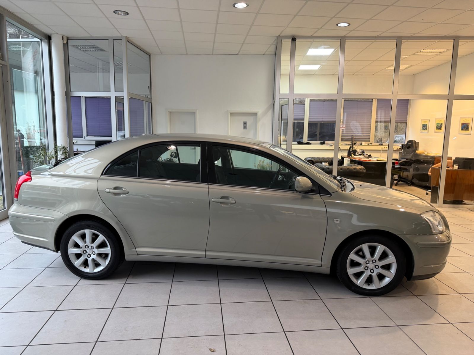 Fahrzeugabbildung Toyota Avensis 1.8 Executive Liftback