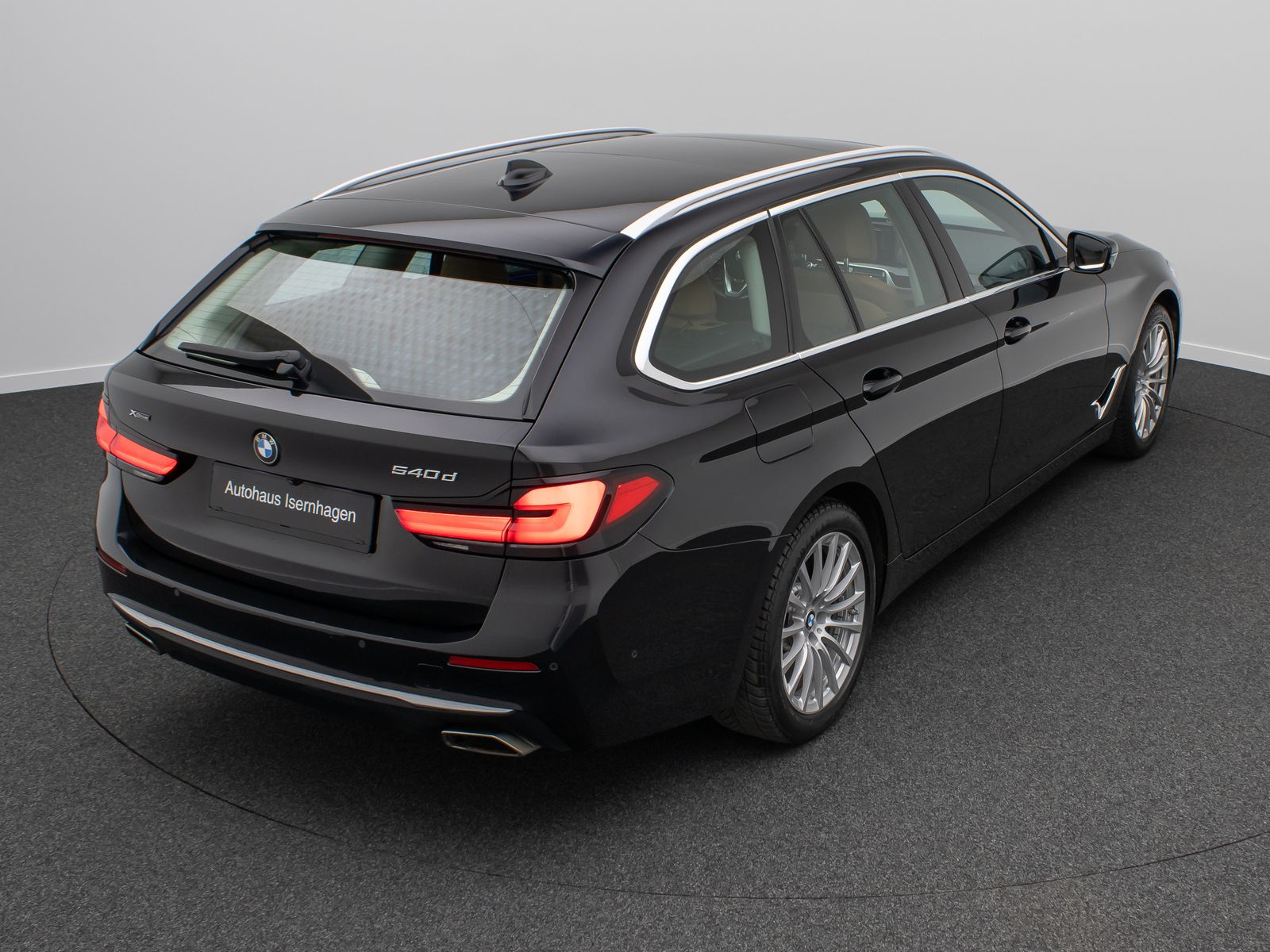 Fahrzeugabbildung BMW 540d xD Luxury Line Panorama HUD HIFi DAB DisKey