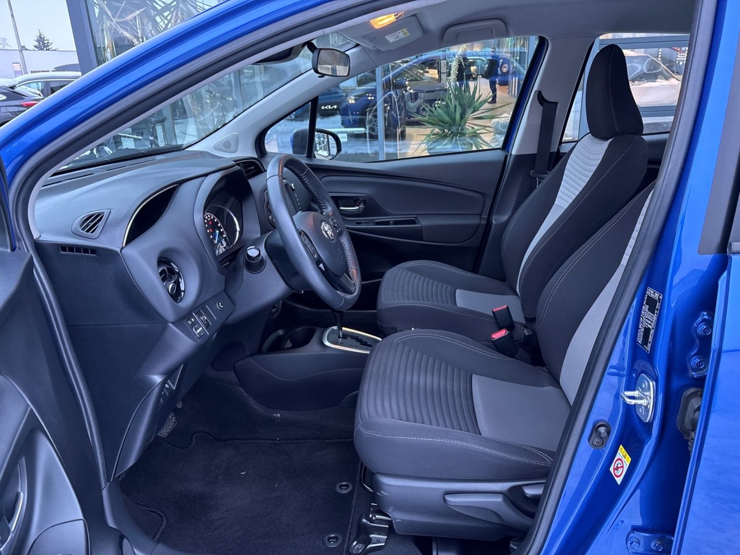 Fahrzeugabbildung Toyota Yaris Hybrid Comfort KLIMA PDC v/h