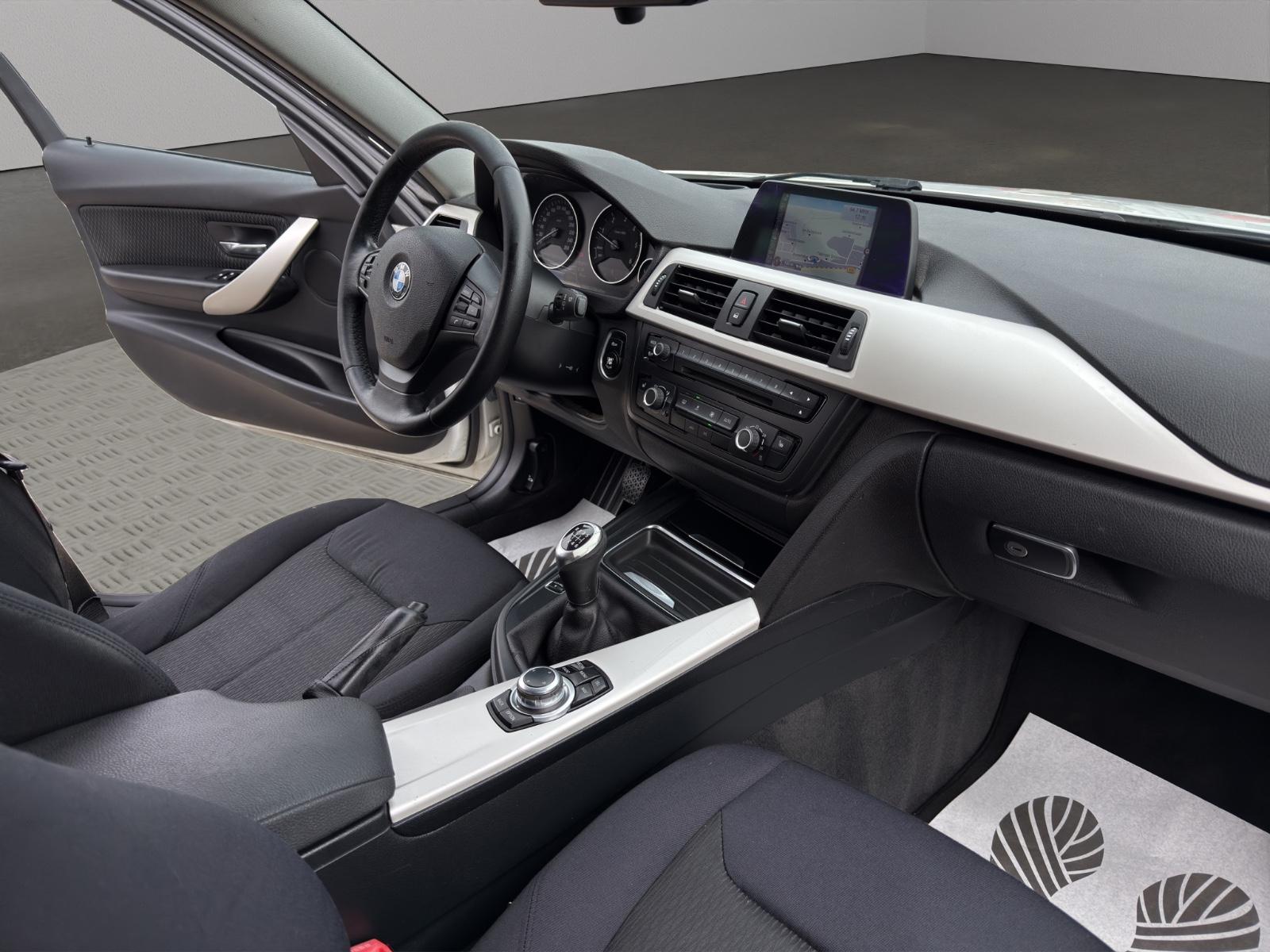 BMW 318 2014 — photo 17