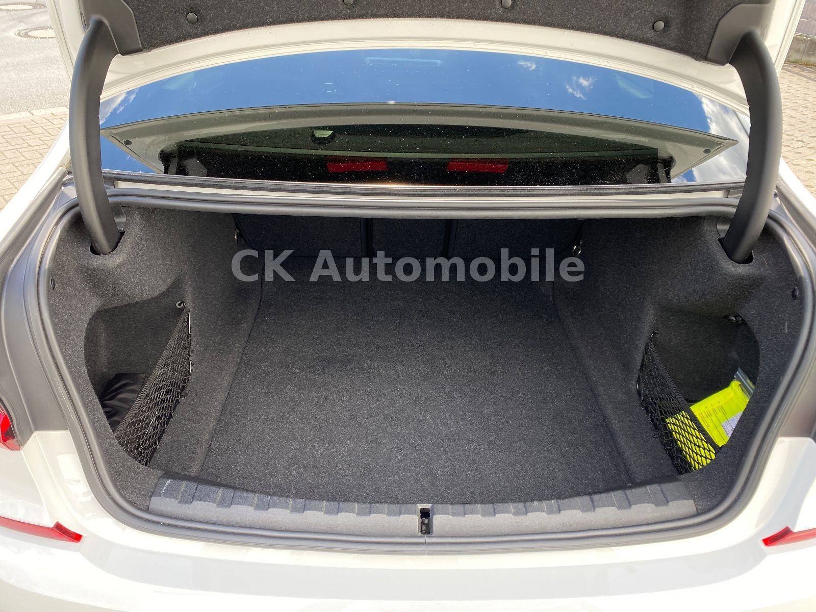 Fahrzeugabbildung BMW 320d Lim. M-Sport/Shadow-Line/Navi/Leder/LED/Kam