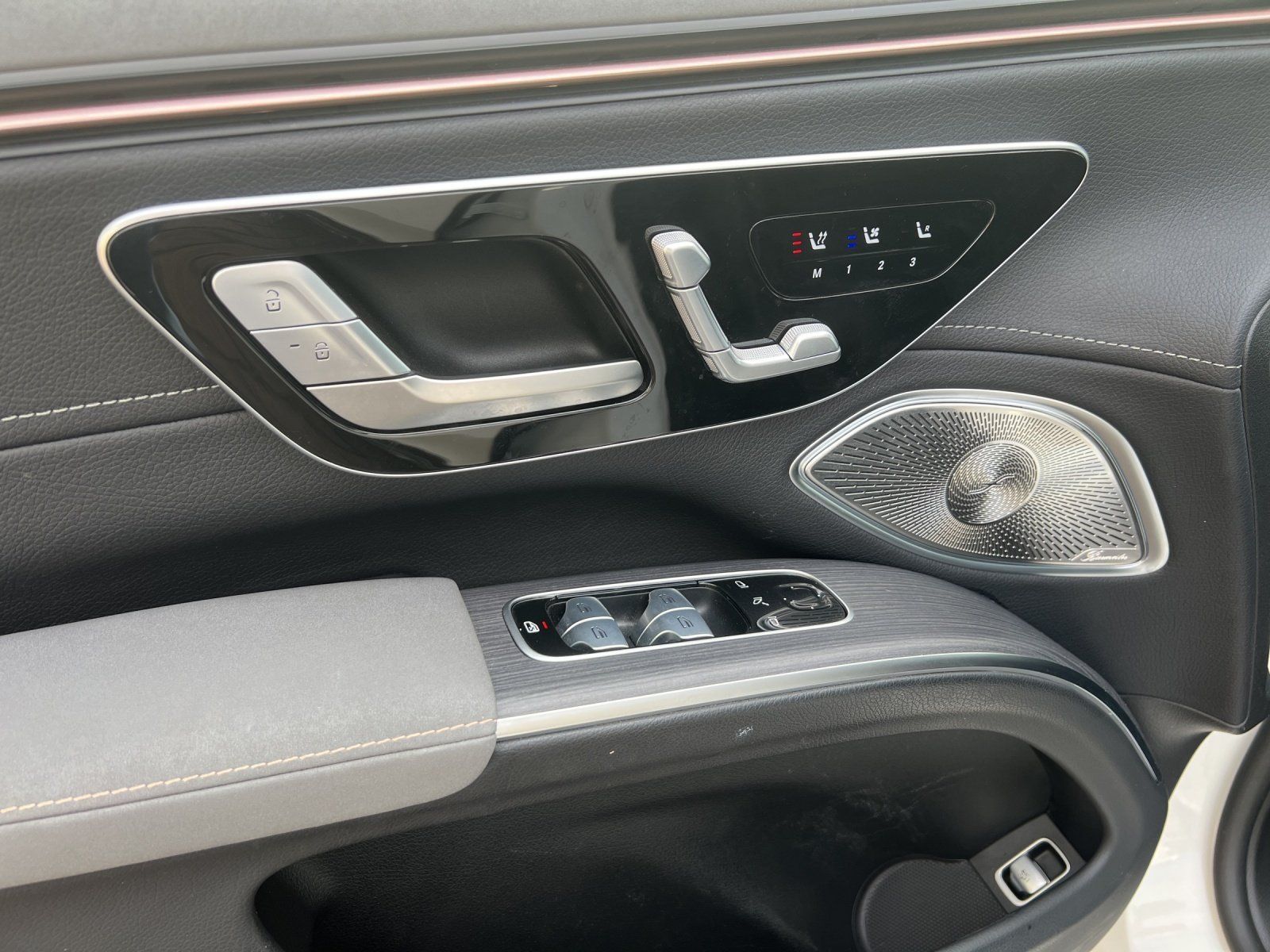 Fahrzeugabbildung Mercedes-Benz EQS 450 4M SUV AMG DISTRO Sitzkl HYPER HAL 360°