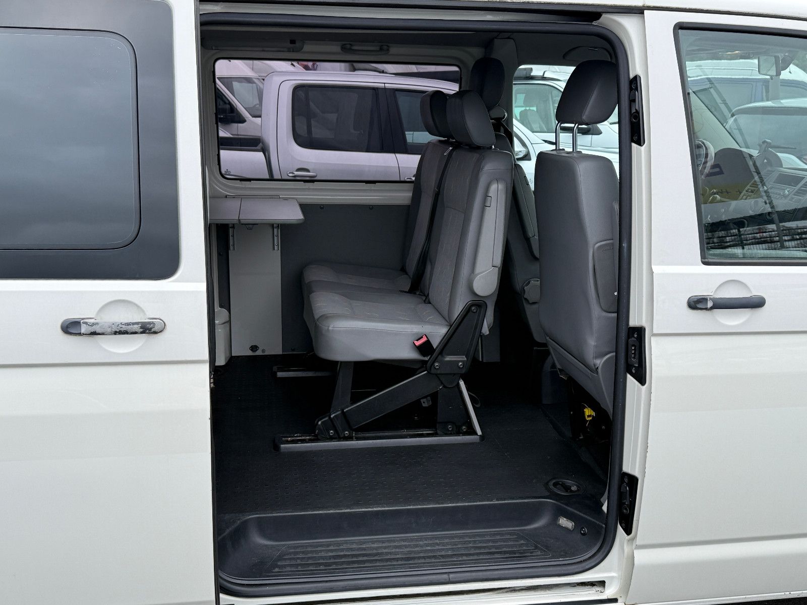 Fahrzeugabbildung Volkswagen T5 2.5 TDI 5-Zylinder 7-Sitzer Klima PDC Sthz