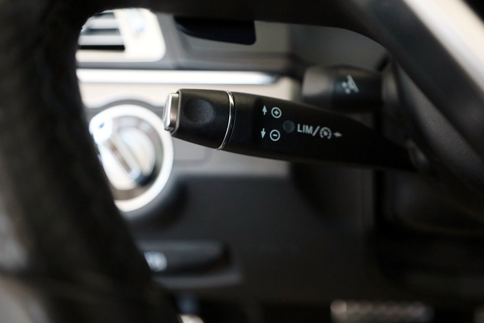 Fahrzeugabbildung Mercedes-Benz E400 Cabrio AMG Line Leder,Navi,LED,H/K,Airscarf