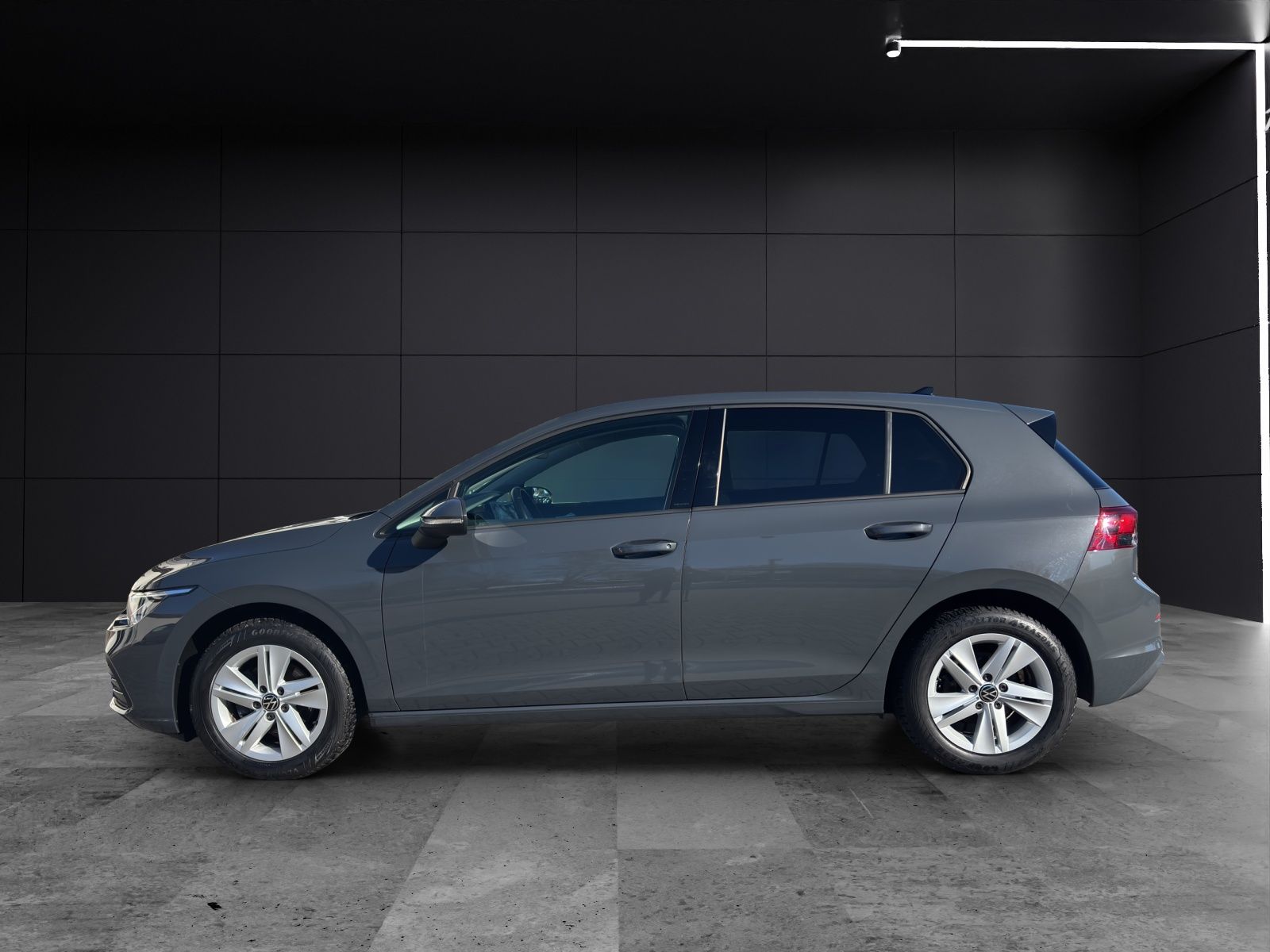 Fahrzeugabbildung Volkswagen Golf VIII TSI Life LED Navi AID ACC PDC SH LM