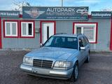 Mercedes-Benz E 220 124 - Mercedes-Benz E 220 mit Benzin-Antrieb: Kombi