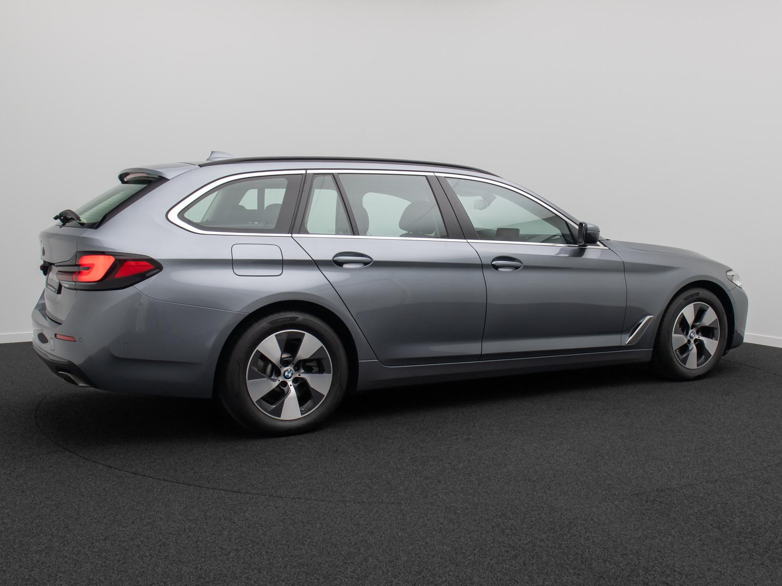 BMW 520d Kamera HUD Alarm Panorama DAB Leder Sport