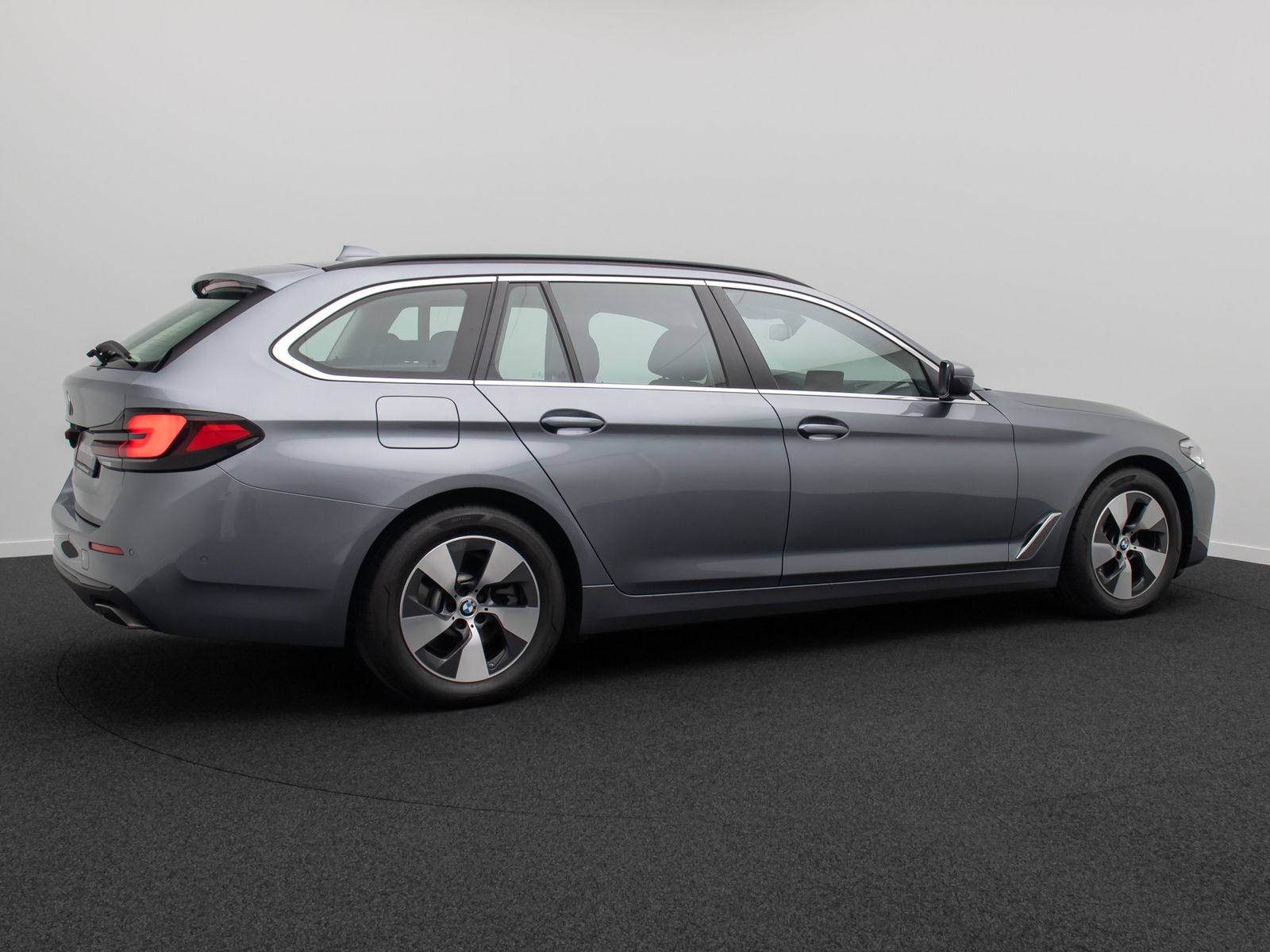 Fahrzeugabbildung BMW 520d Kamera HUD Alarm Panorama DAB Leder Sport
