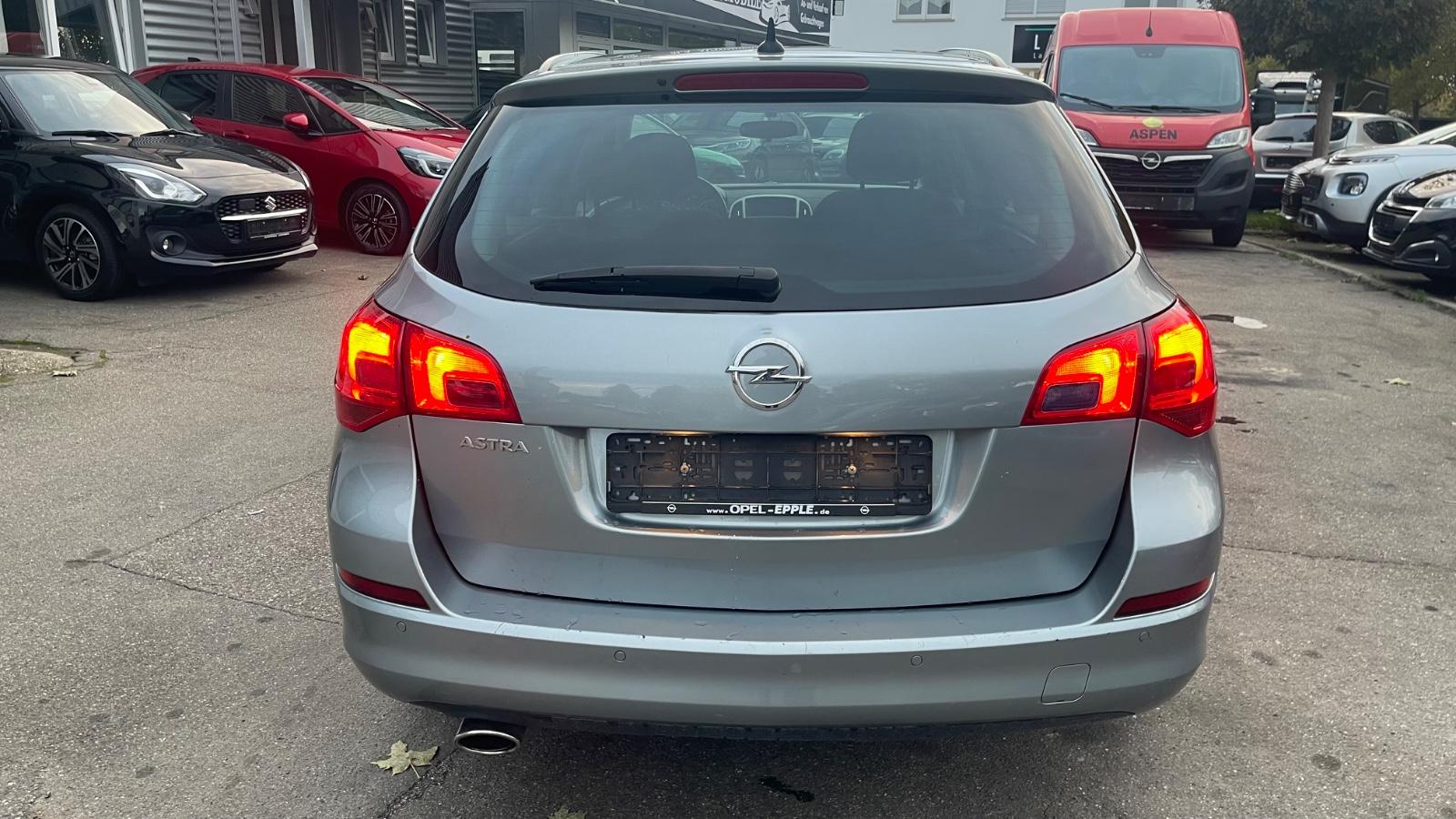 Opel Astra 2011 — photo 9