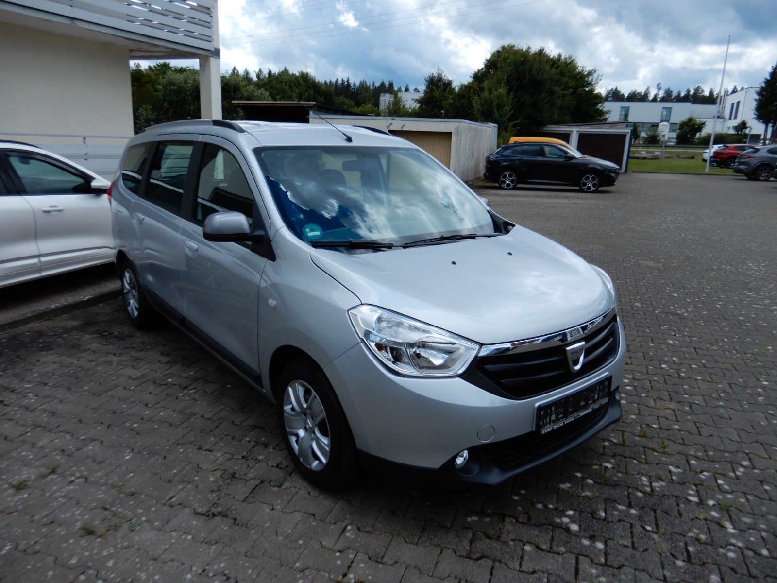 Fahrzeugabbildung Dacia Lodgy 1.6 Celebration PDC Telefon Klima 2. Hand