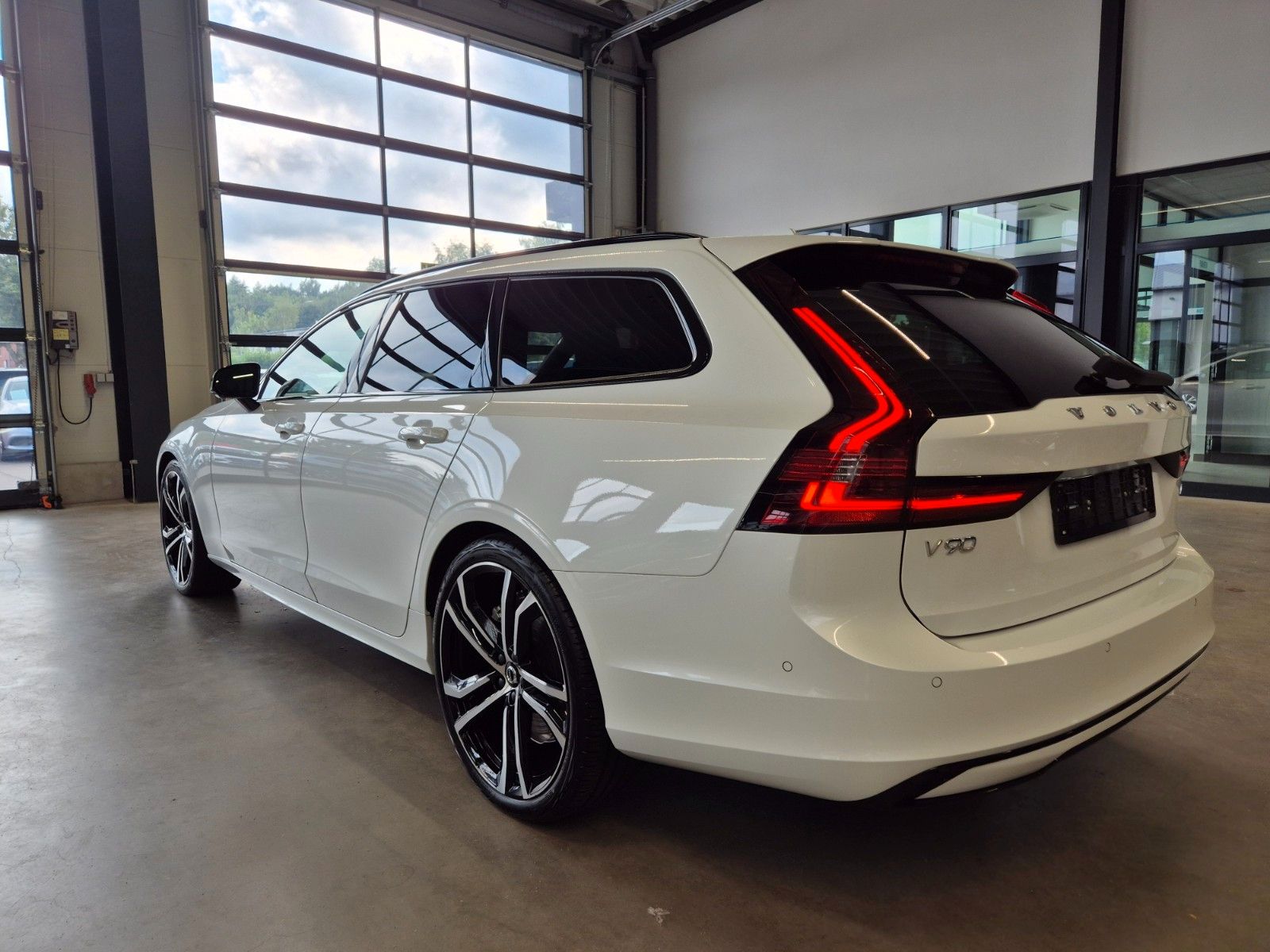 Volvo V90 B4 2.0d ULTIMATE DARK LEDER NAV LED PANO ACC foto 5