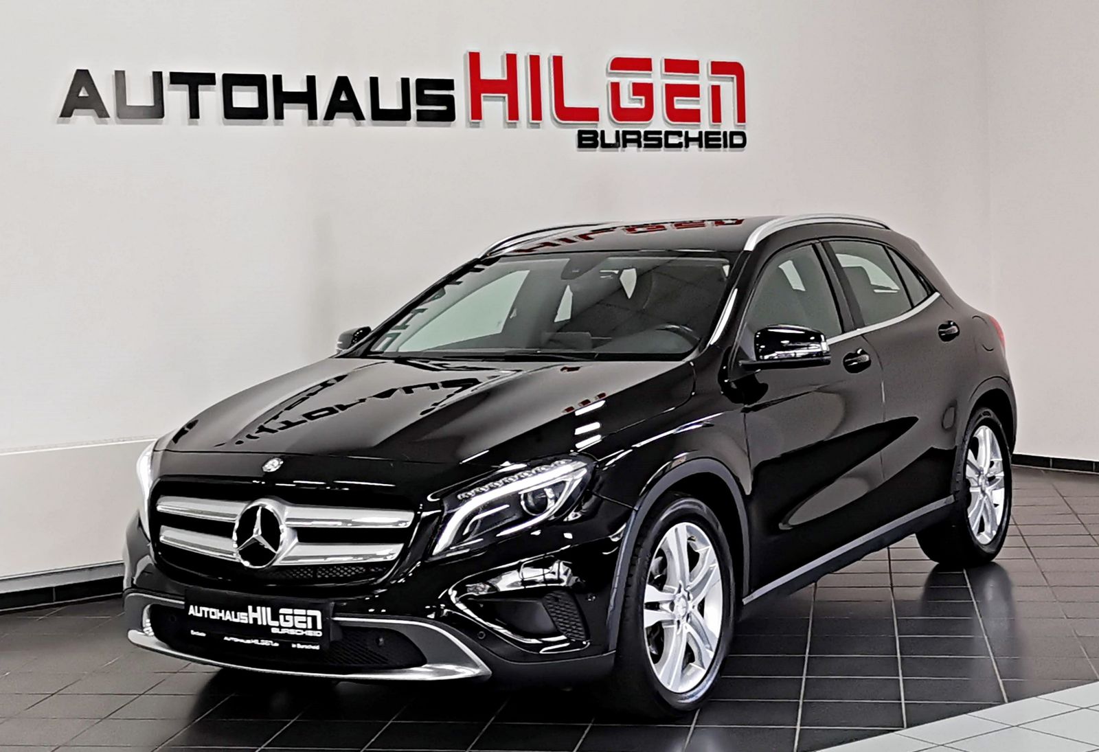 MERCEDES-BENZ GLA 200 7-G DCT*Navi*Bi-Xenon*Tempomat*SHZ*PDC