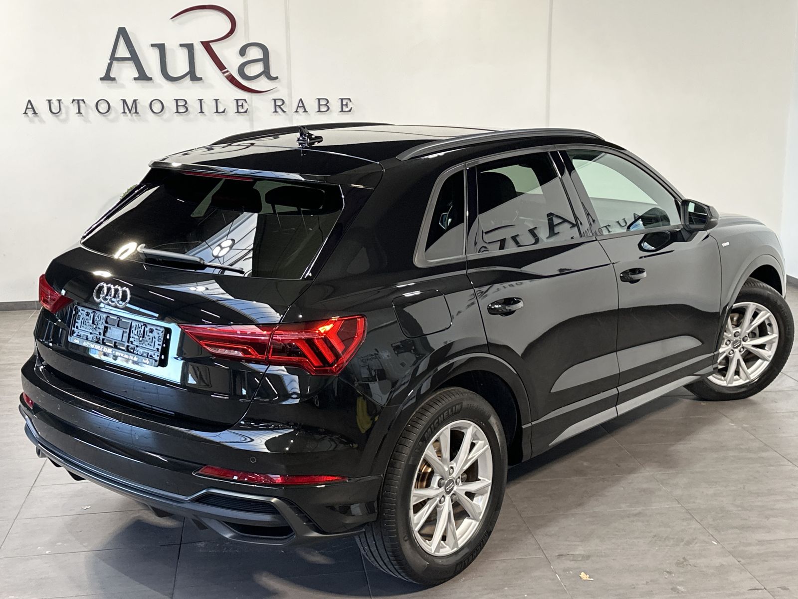 Fahrzeugabbildung Audi Q3 35 TDI S-Line LED+PANO+AHK+STANDHEIZUNG+18ZO