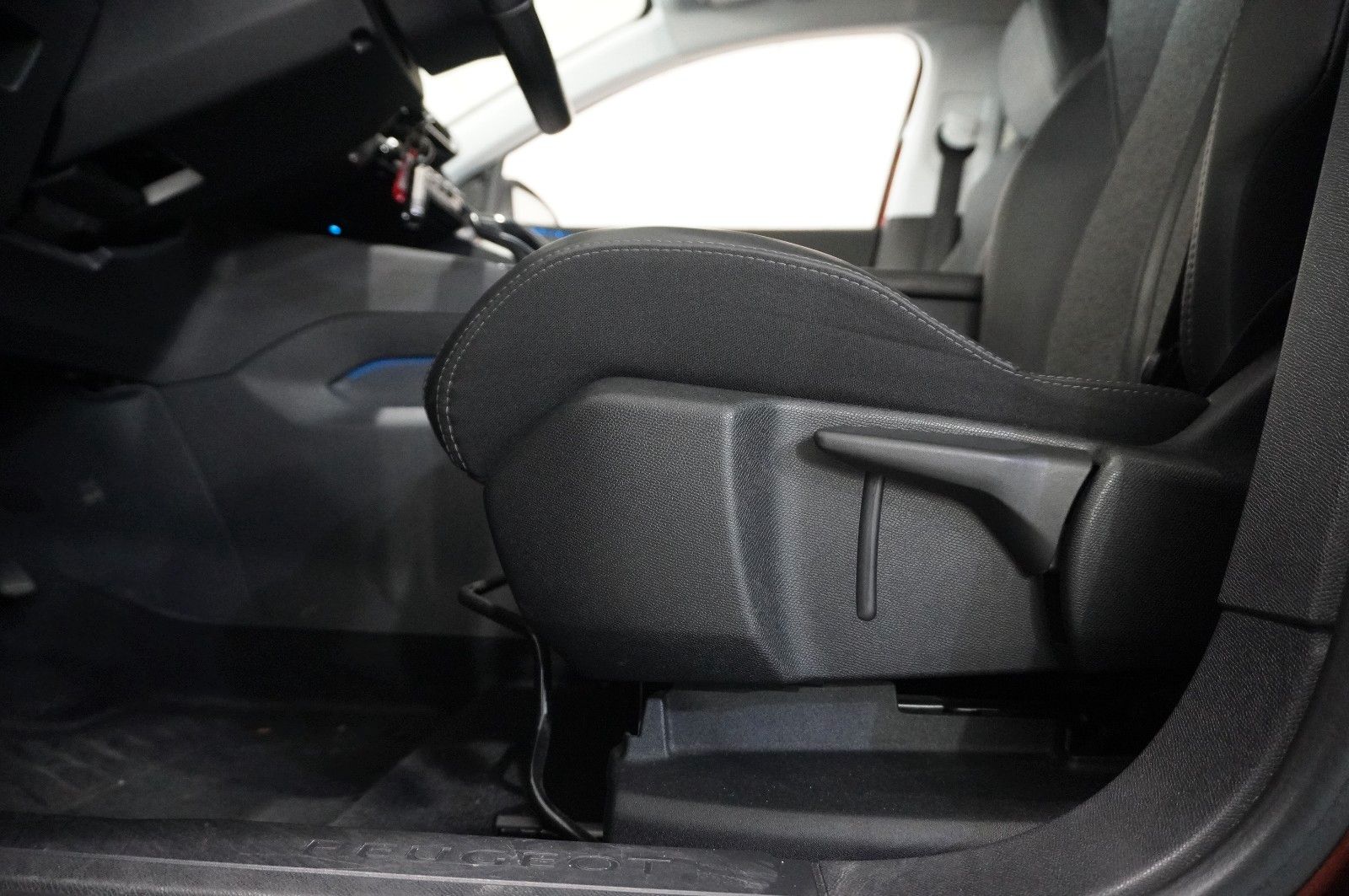 Fahrzeugabbildung Peugeot 3008 1.6D ALLURE NAVI/LED/KAMERA/SHZ/VIRTU./AHK