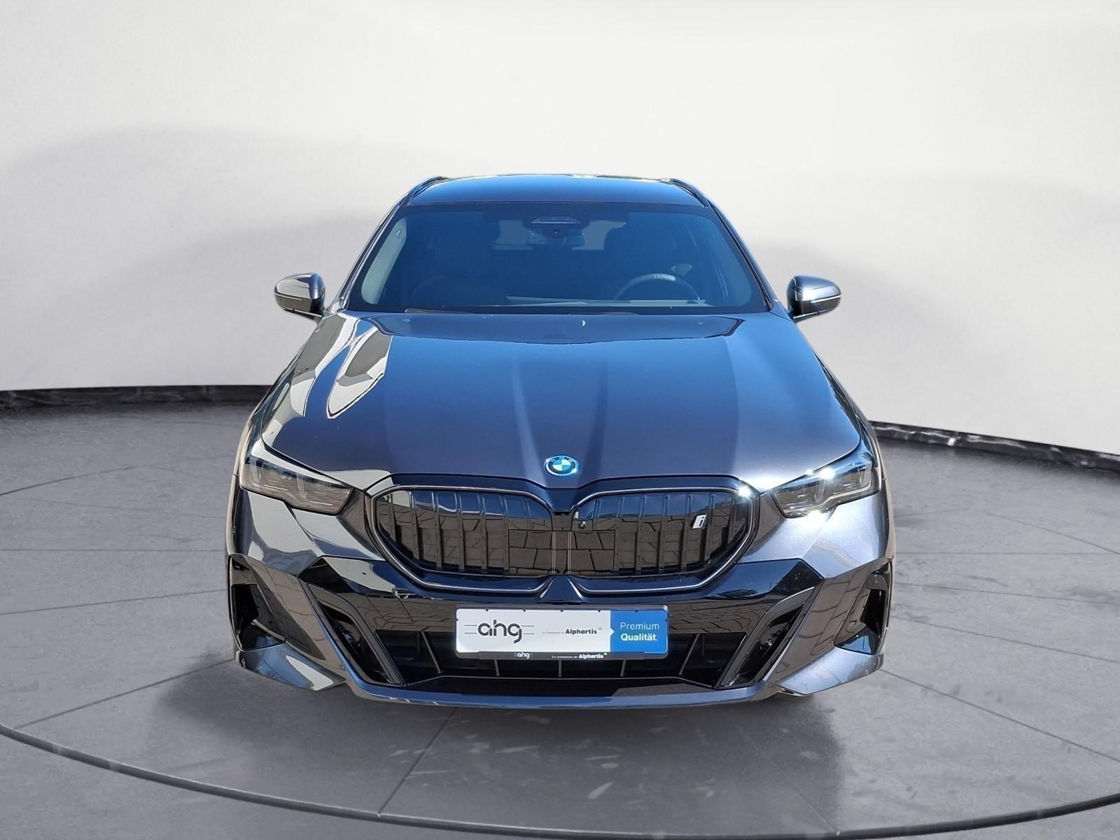 BMW i5 xDrive40 Touring M Sportpaket Pro AHK Driving