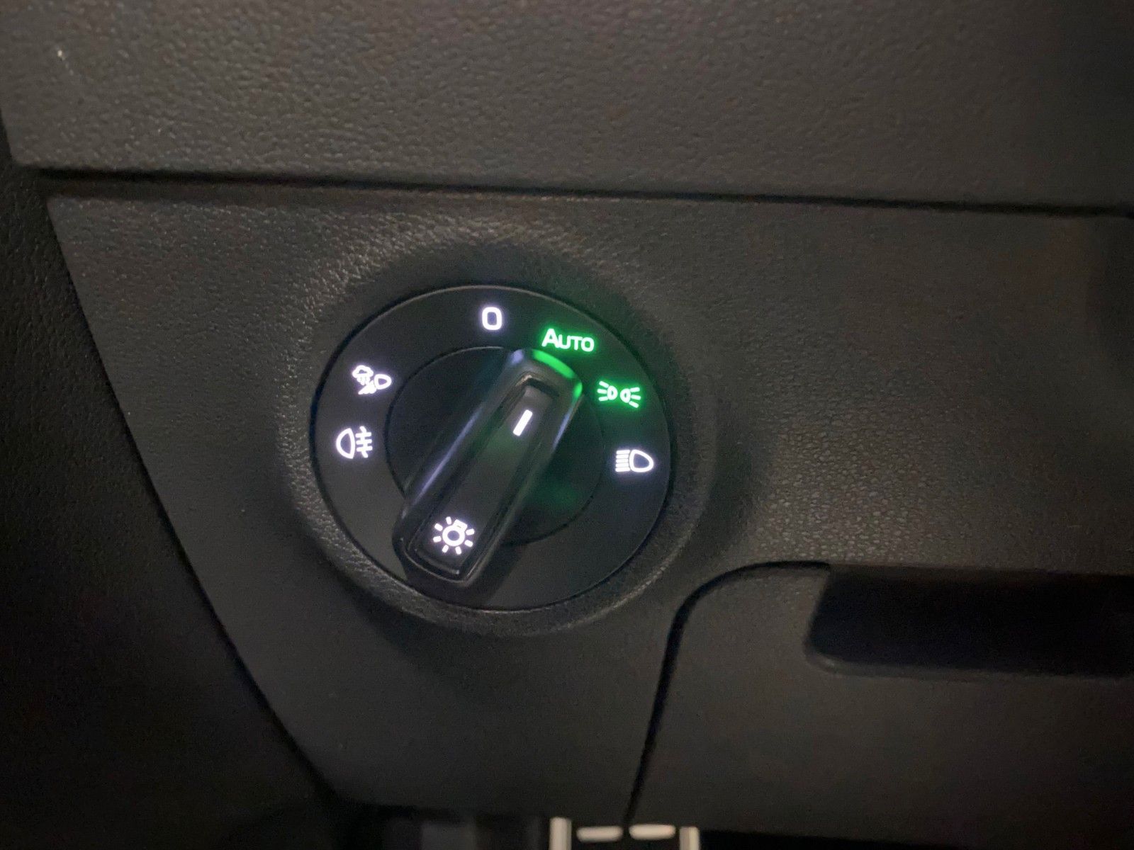 Fahrzeugabbildung SKODA Karoq 1.5l TSI DSG Sportline+NAVI+MATRIX+AHK+18"