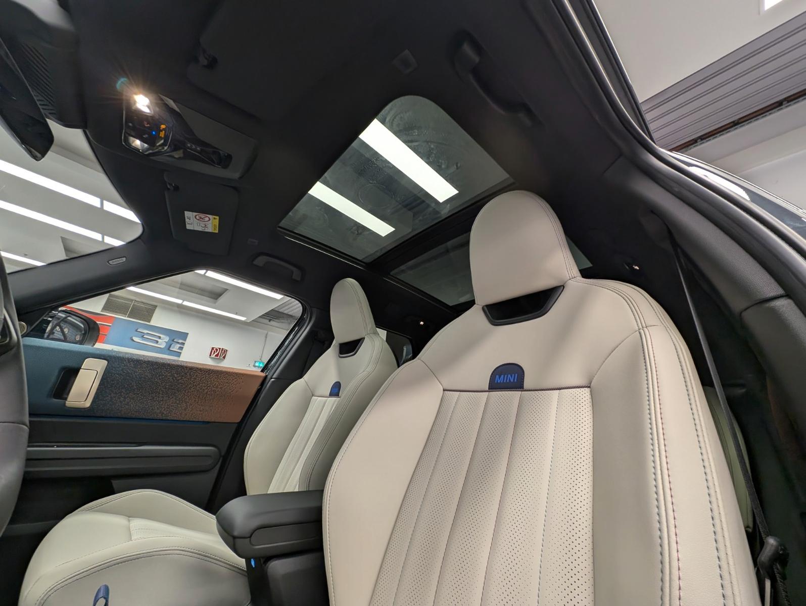 MINI Countryman E Favoured Trim AHK H&K Pano
