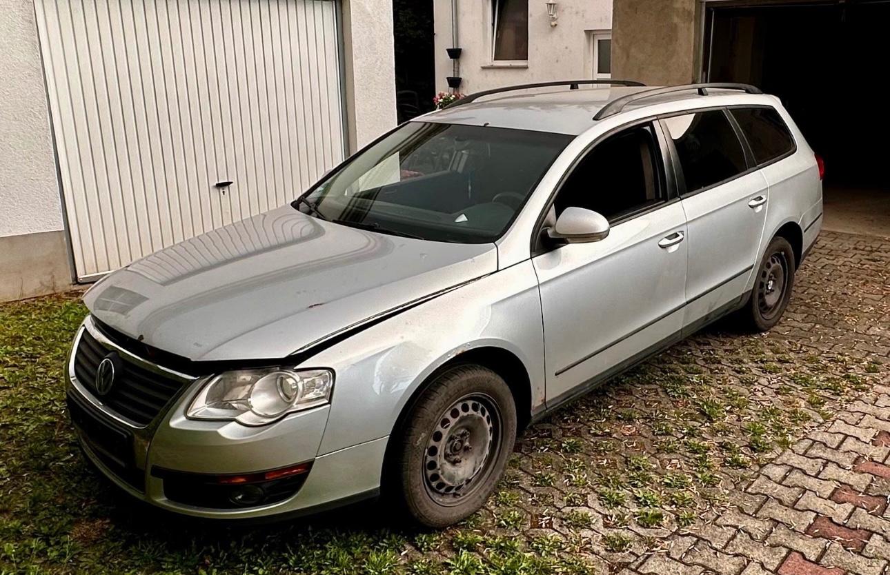 Volkswagen Passat 2010 — rear view