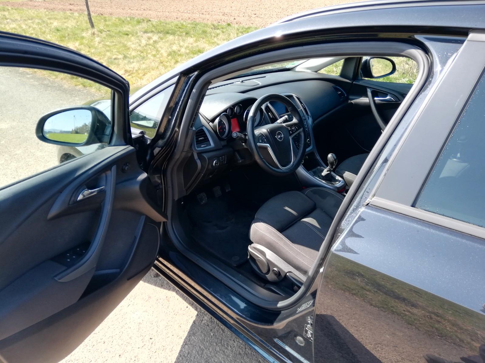 Opel Astra 2015 — interior