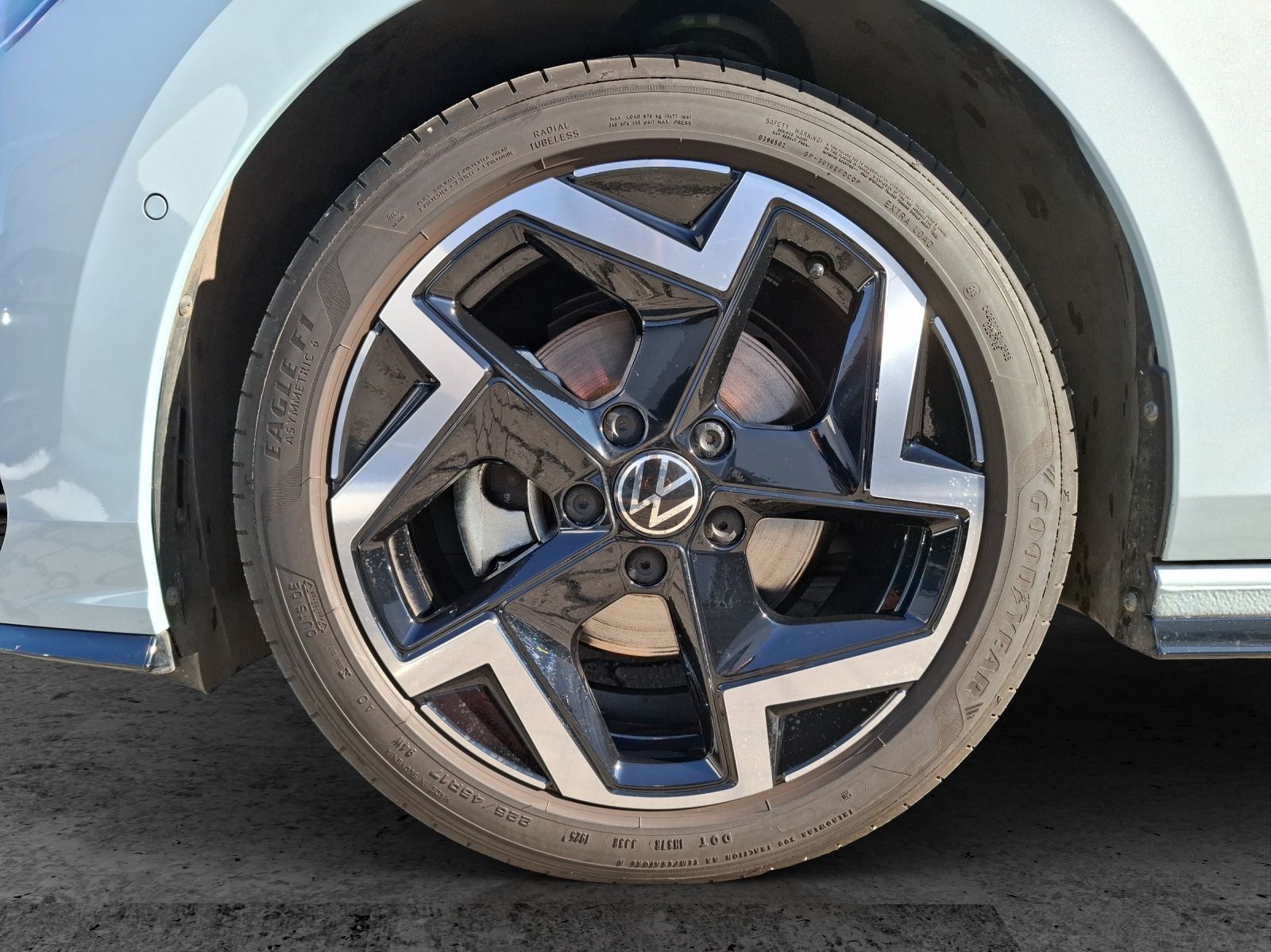 Fahrzeugabbildung Volkswagen Golf VIII Variant eTSI R-Line DSG LED AHK Navi H