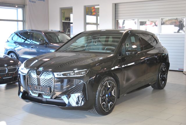 BMW iX 50 xDrive 2-AchsLuftfederu PanoSky DrAssProf