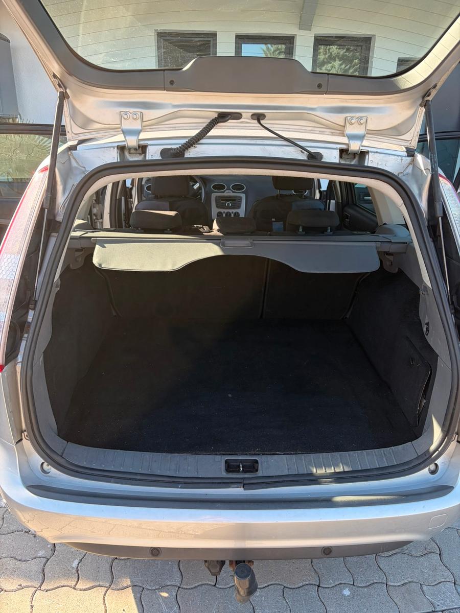 Ford Focus 2010 — interior