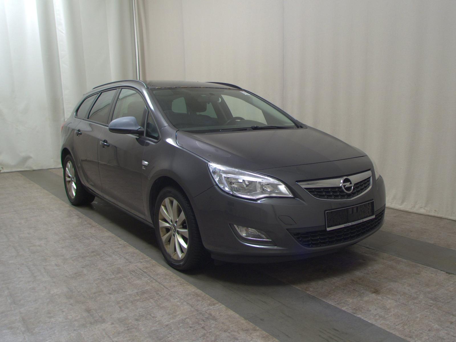 Opel Astra 2012 — interior