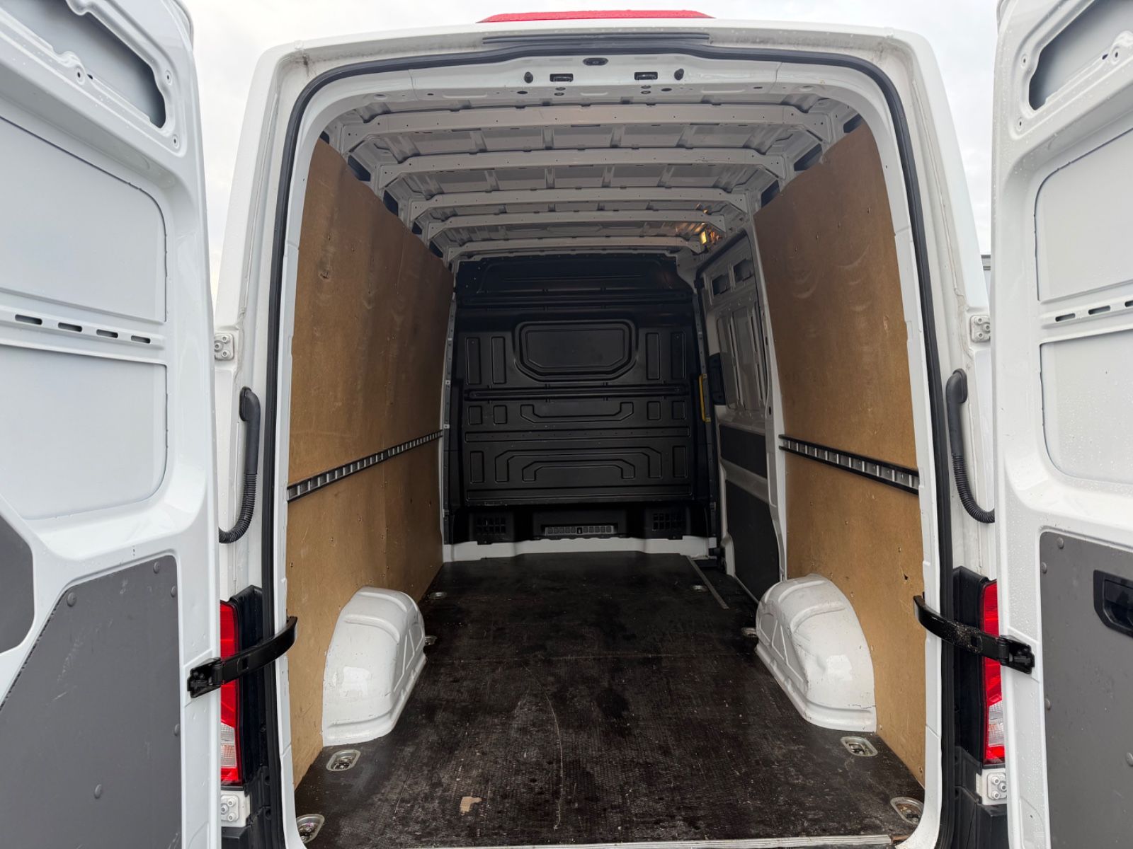Fahrzeugabbildung Volkswagen Crafter Kasten 35 MR Hochdach FWD