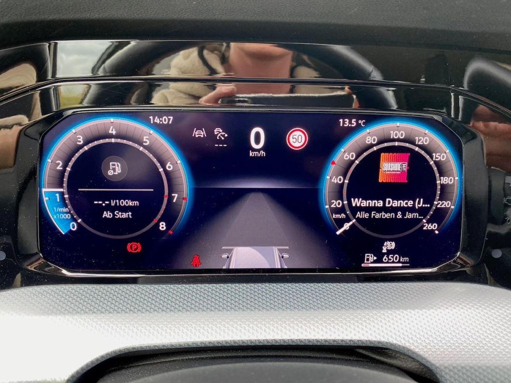 Fahrzeugabbildung Volkswagen Golf Variant 1.5 TSI Life AHK GZJR AAC KAM SHZ