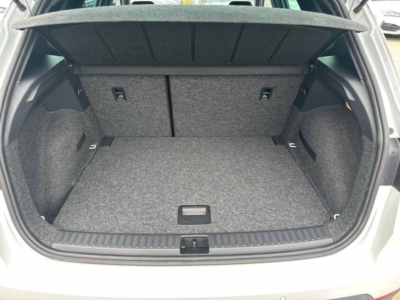 Fahrzeugabbildung SEAT Arona FR 1.0TSI 110PS 6-Gang*Navi*Cam* - mit KI generiert/bearbeitet